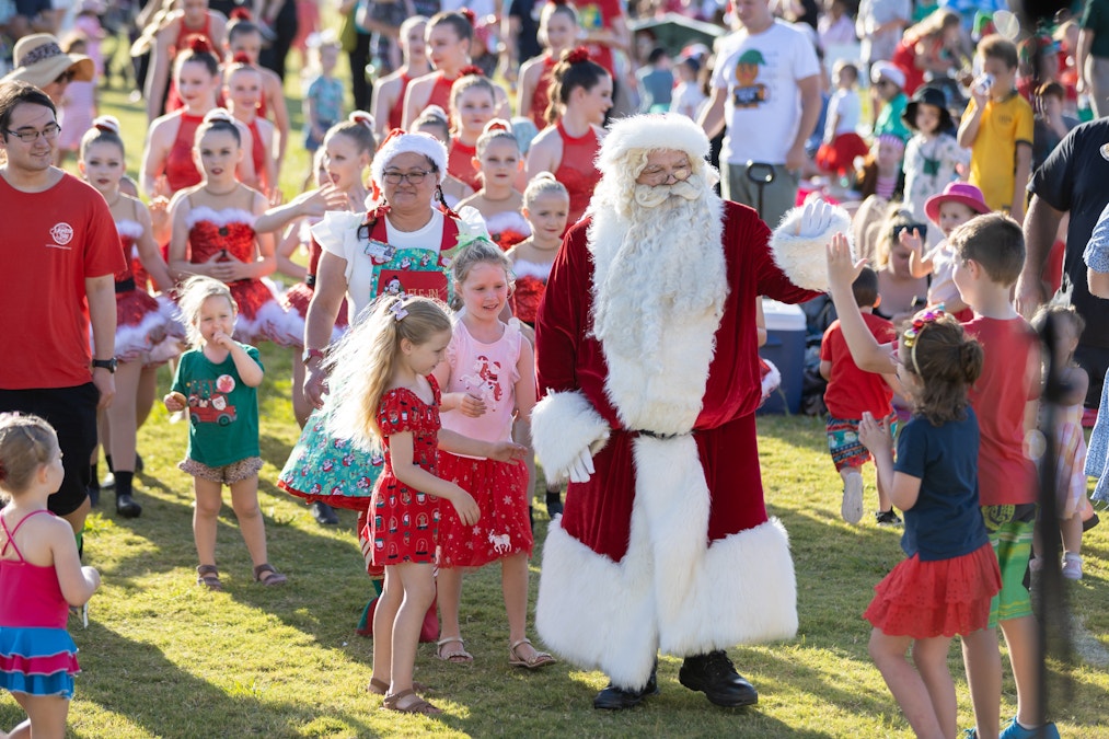 Huge crowds enjoy peninsula carols